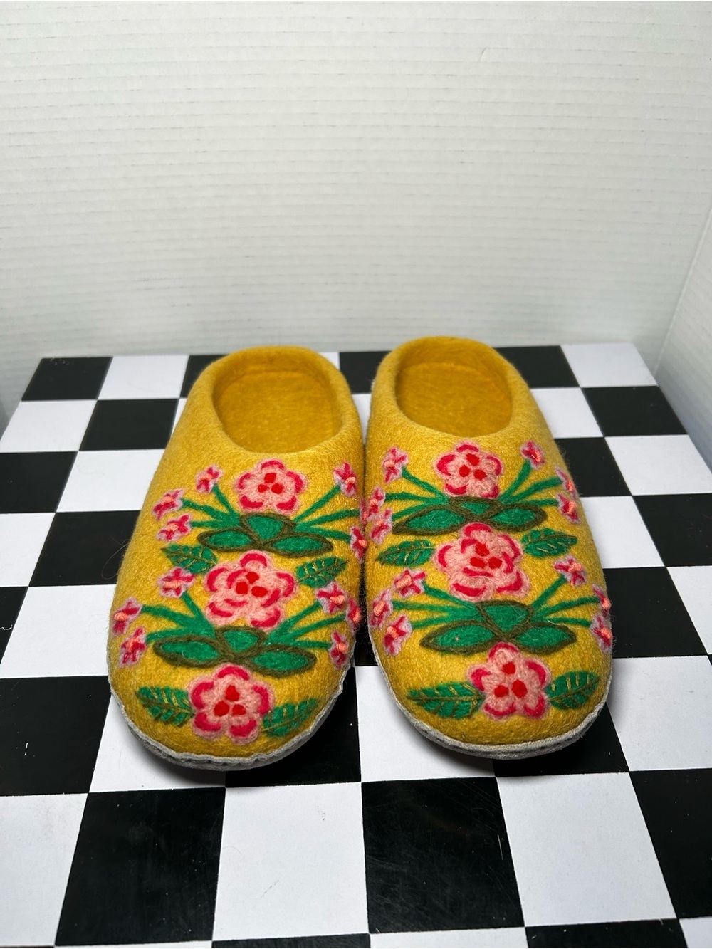 French Knot NWOB Yellow Floral Secret Garden Handmade Clog Slippers - Medium